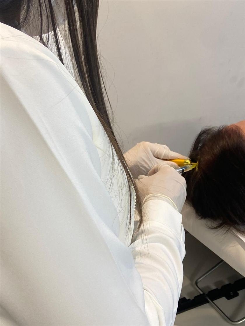 Dra. Ana Flávia durante o atendimento, vista por trás